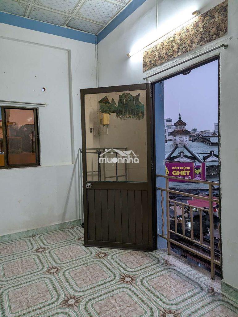 Phòng trọ ngay trung tâm quận 5, view mặt tiền lầu 2, giá 2.5- 4tr - 4