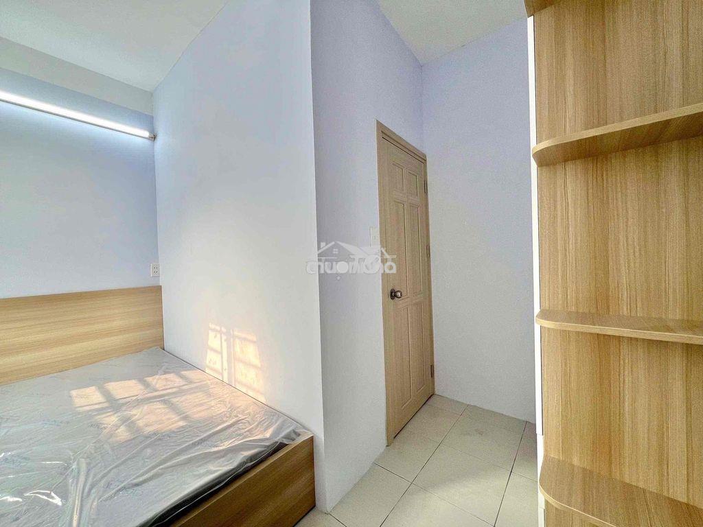 Cho thuê căn 2 phòng ngủ - 1 phòng bếp cửa sổ - có thang máy - 4