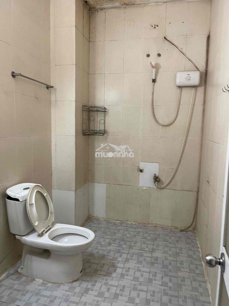 Lầu 1 có 2 phòng 1 wc  có ban công  ở gđ 4 đến 5 người - 2