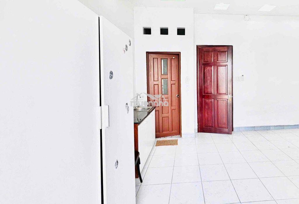 Phòng ban công nhiều ánh sáng giá rẻ - 3