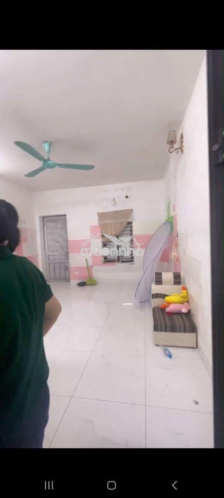 Trống tầng 1 nhà ở 374 âu cơ