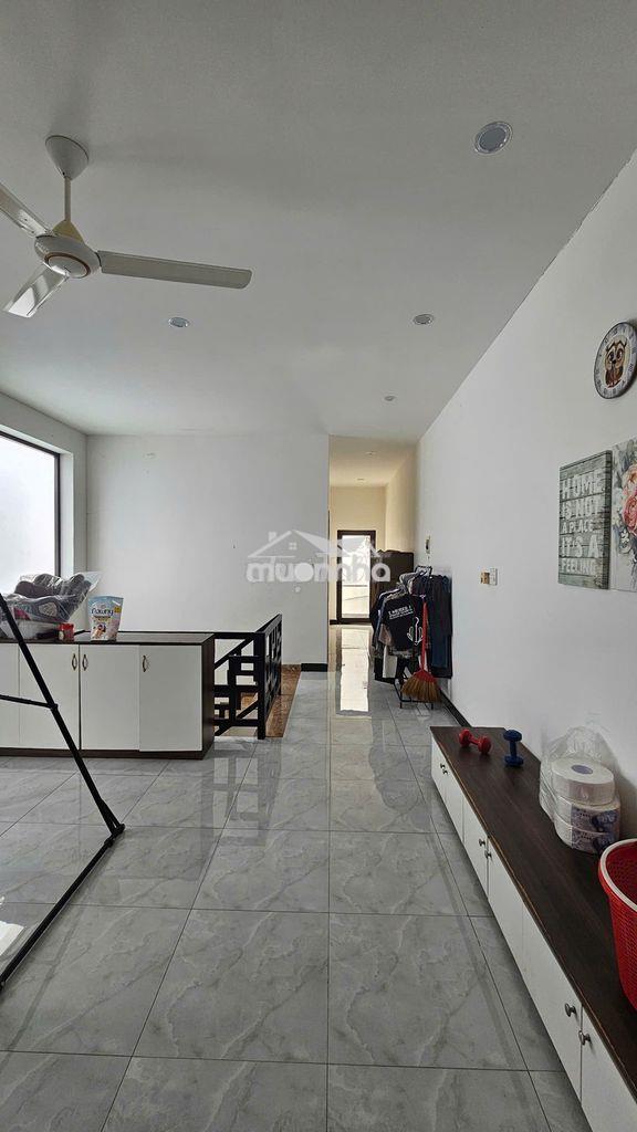 Nhà cho thuê gồm sân ô tô, 3 pn, 2wc - 2