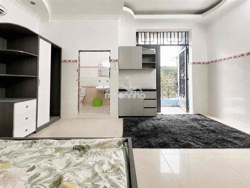 Phòng ban công, cửa số, có chổ đậu oto