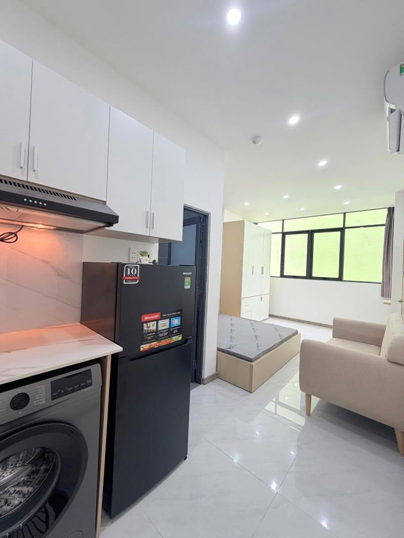 Cho thuê căn hộ 38m2 full nội thất cửa sổ lớn, máy giặt riêng ngay tăng bạt hộ gần khu ẩm thực phan xích long giáp quận 1,3 hầm xe thang máy 