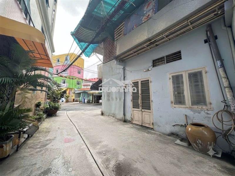 Không  kiếm  đâu  ra căn  thứ  hai, hẻm  xe hơi bà  hom mà  gia rẻ.
