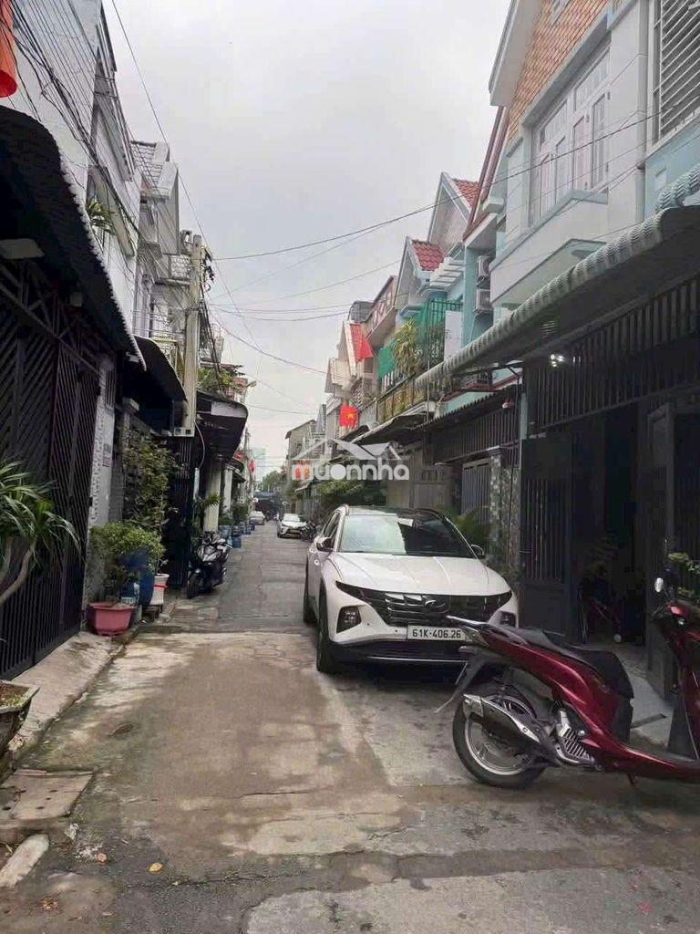 Nhà lầu gần ngã tư chiêu liêu
