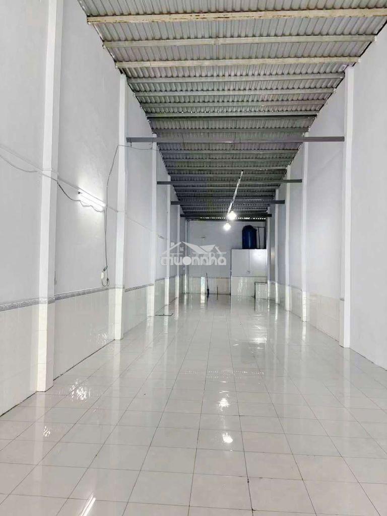 Kho 150m2 trống suốt