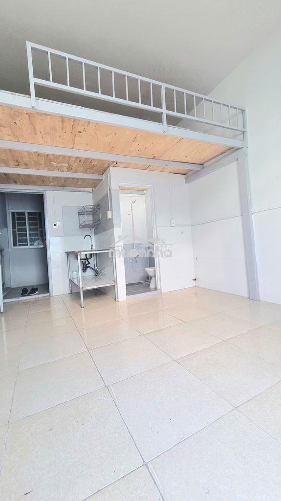 Phòng có máy lạnh, tủ lạnh, máy giặt riêng, bancong nhỏ, gác, kệ bếp. - Ảnh 3