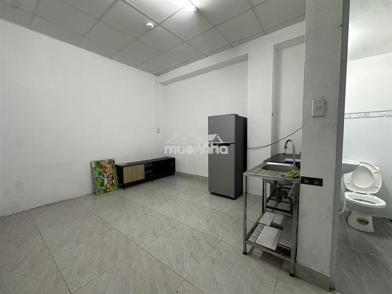 Trống sẵn studio nội thất cơ bản, ở được từ 2 - 3 người, gần đh umt