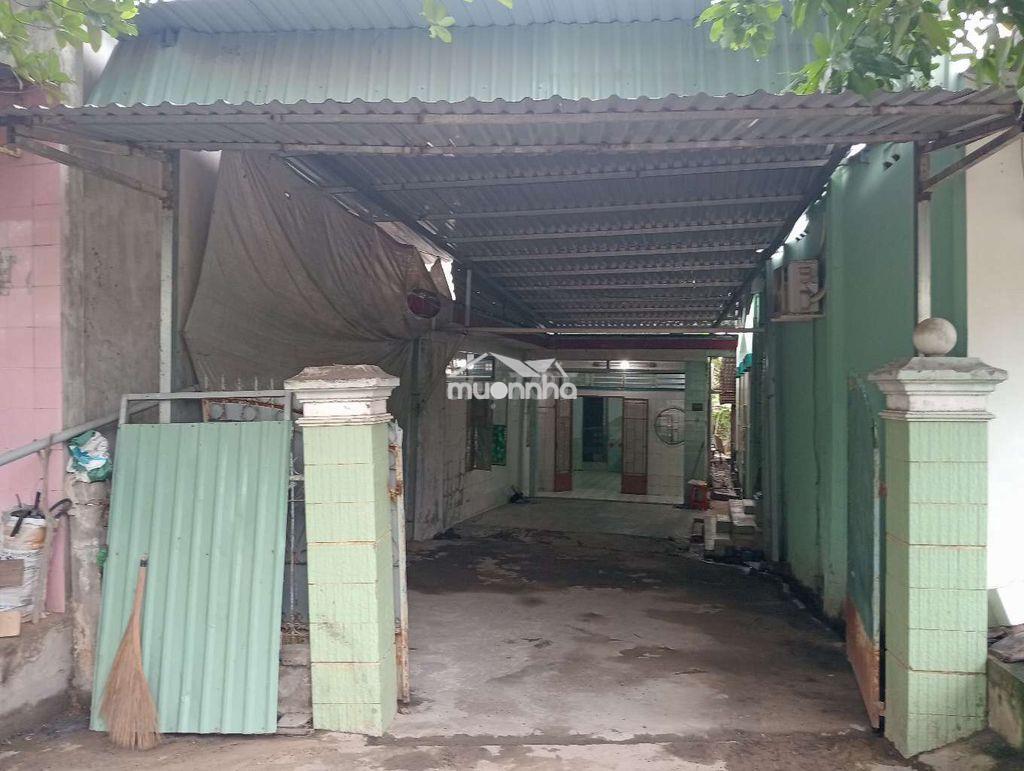 Nhà nguyên căn có sân đậu xe hơi - Ảnh 2
