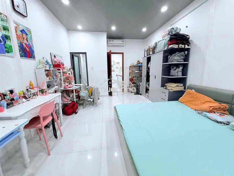 Cách mt 1 căn gần ngã 4 âu cơ lạc long quân dt 78m2 giá hơn 6ty