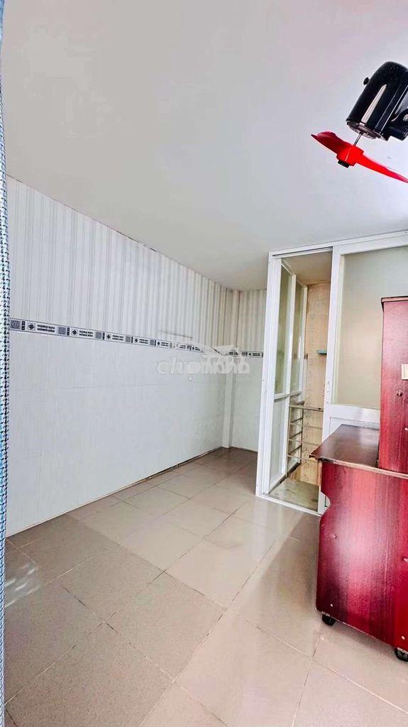 Bán nhà nhỏ ngay chợ bà chiểu - Ảnh 4