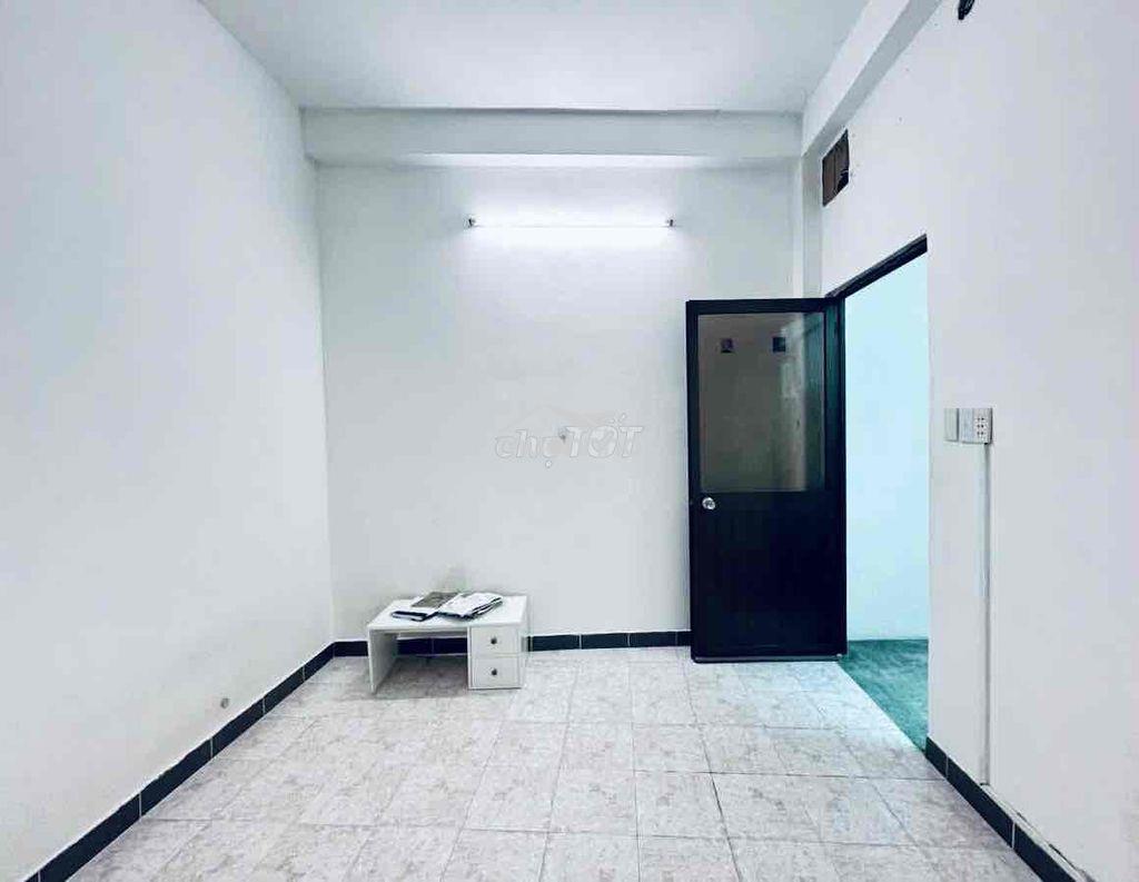 Nhà rộng thoáng, 1 trệt 1l 3p. ngủ, sân để xe ở và làm việc ok - Ảnh 3