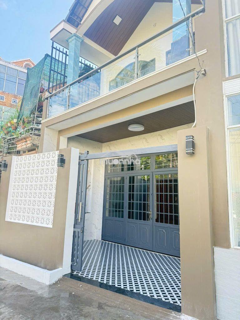 Bán gấp căn nhà 1 trệt 1 lầu xây dựng kiên cố ngay cổng chào b.dương
