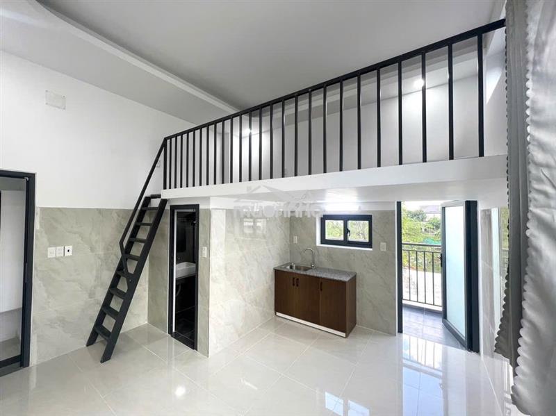 Trống lại duplex rộng rãi, thoáng mát, cửa sổ trời, ban công riêng