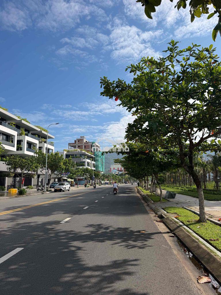 Mặt tiền hồ nghinh . dtsd 500 m2 . ngang 10 m
