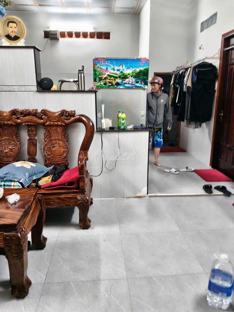 Cho thuê nhà đường phạm hùng c4 dt.8m×8m. } nhà trệt 2 phòng 1 toilet