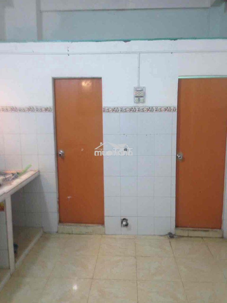 Căn hộ chung cư lầu 3, lô d chung cư lạc long quân, phường 5, quận 11 - 4