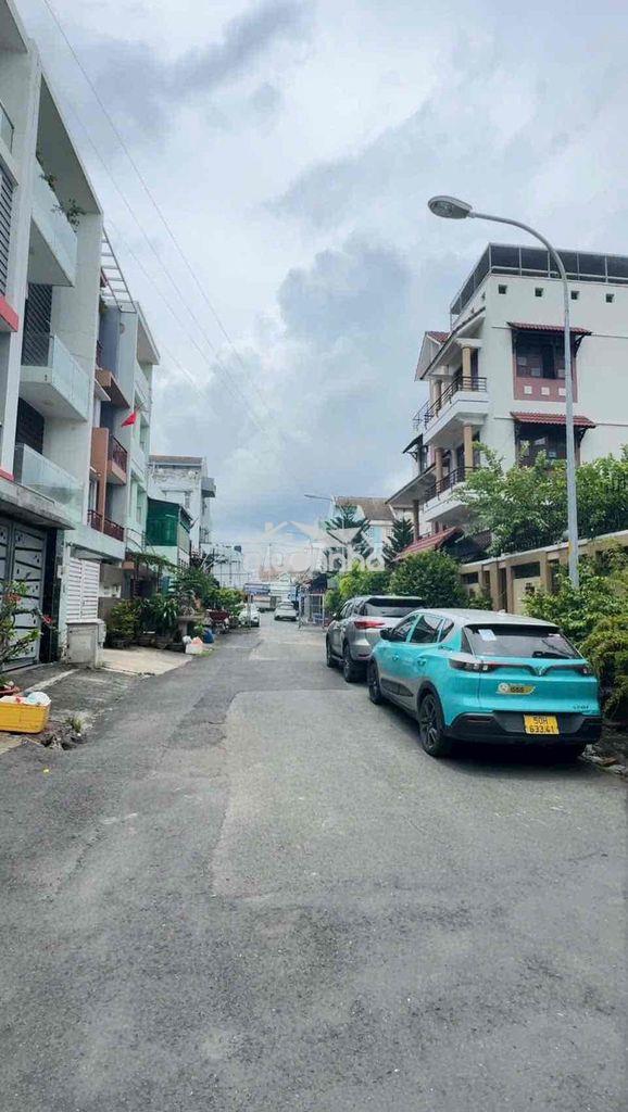 Nhà 4 tầng đẹp kiên cố sát tô ngọc vân đường oto vào nhà - ngang 5,7m