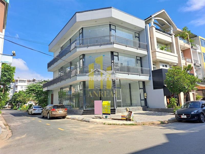 Cho thuê toà văn phòng căn góc 3 lầu sàn trống giá 130 triệu