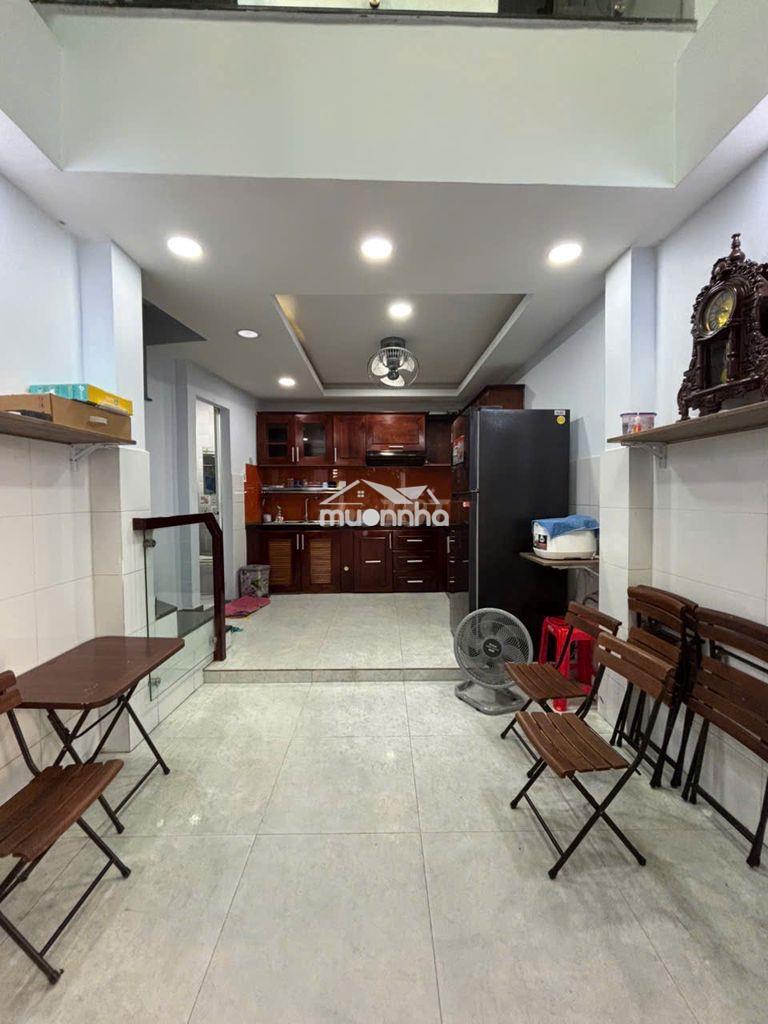 Cho thuê nhà nguyên căn quận 4, 5 tầng, gần hẻm xe hơi !