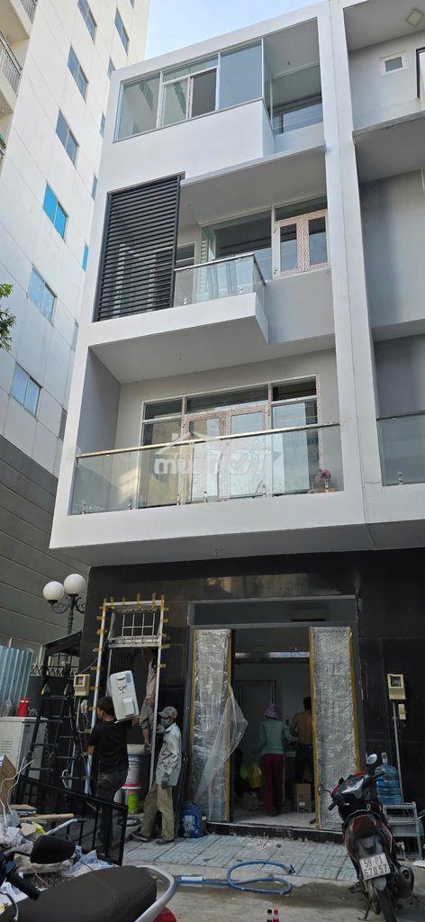 Phòng ban công rộng 30m2, gác lửng, máy lạnh, nước nóng-lê thị chợ q7