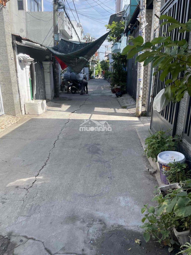 Cho thuê nhà 4.5x17m, 1 lầu, 3pn, hxh, sát s. hành, trường chinh, q12