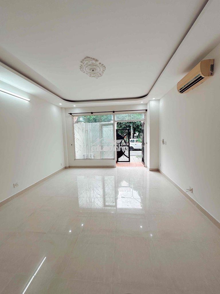 Trước nhà là công viên cây xanh - dt 5x20m - xe hơi đậu thoải mái - Ảnh 2