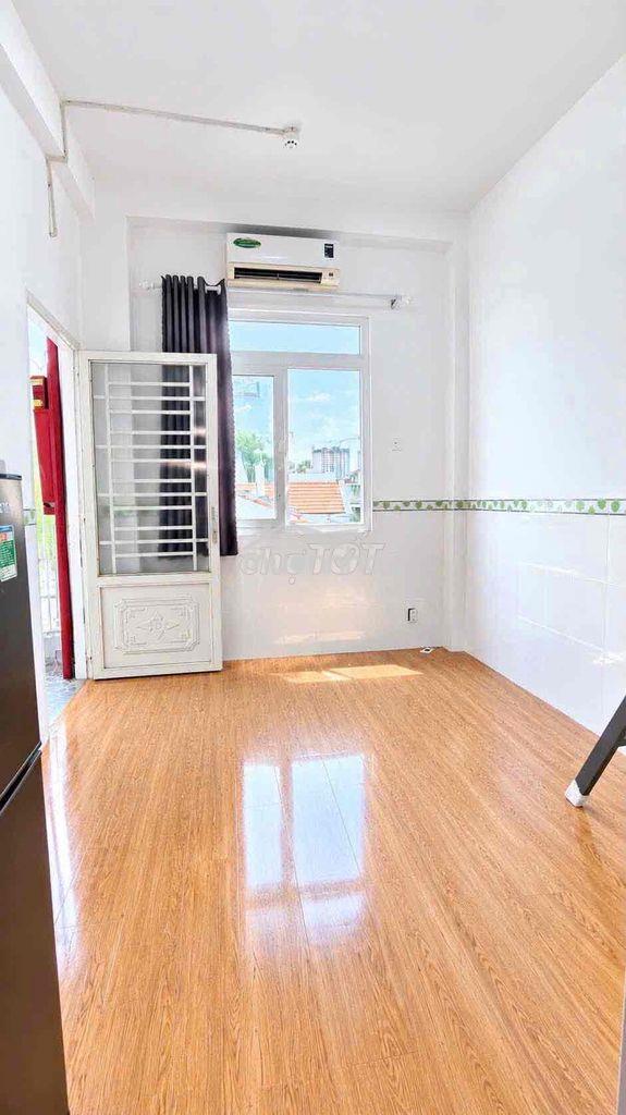 Phòng gác cửa sổ gần đh ufm