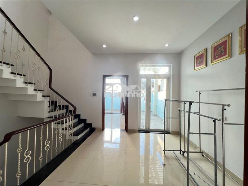- Cho thuê nguyên tầng - ban công - rộng 65m2 - giá 5.3tr
