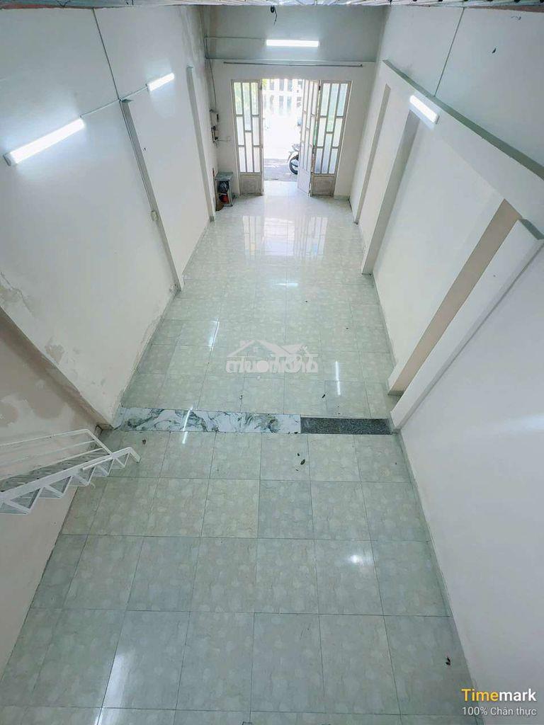 Cho thuê nhà trống suốt ngay ngã tư trung chánh - Ảnh 3