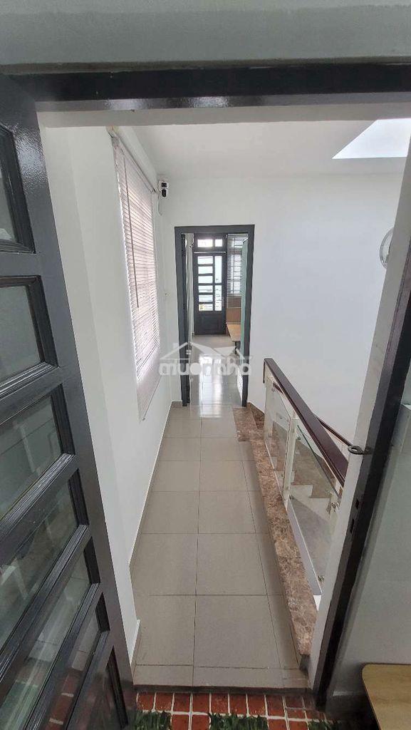 Cho thuê phòng có máy lạnh giá 4tr ngay đhluat q4